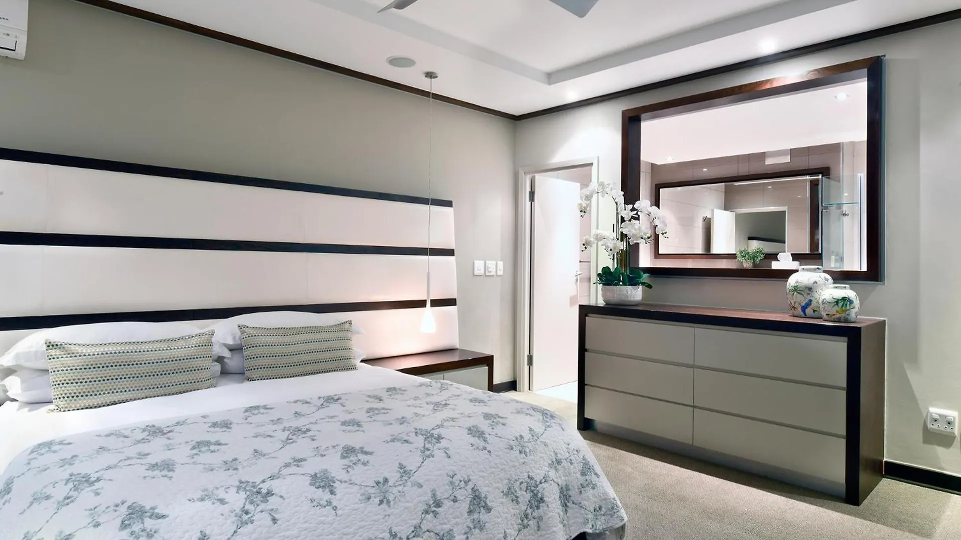 The Crystal 203 Camps Bay - Back-Up Power Apartment Cape Town